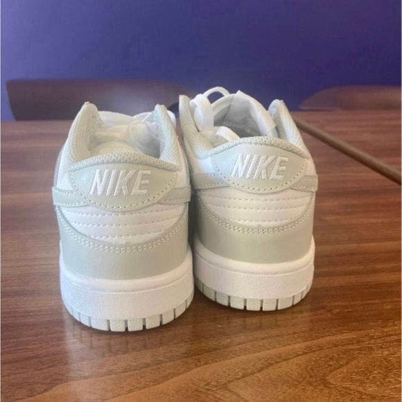 NEW Nike Women’s Dunk Low Grey Gray Photon Dust Size 7/Youth 5.5 - Picture 2 of 6